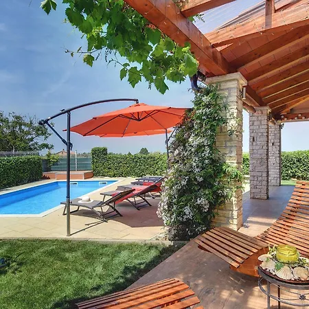 빌라 In Novigrad With Pool Near
